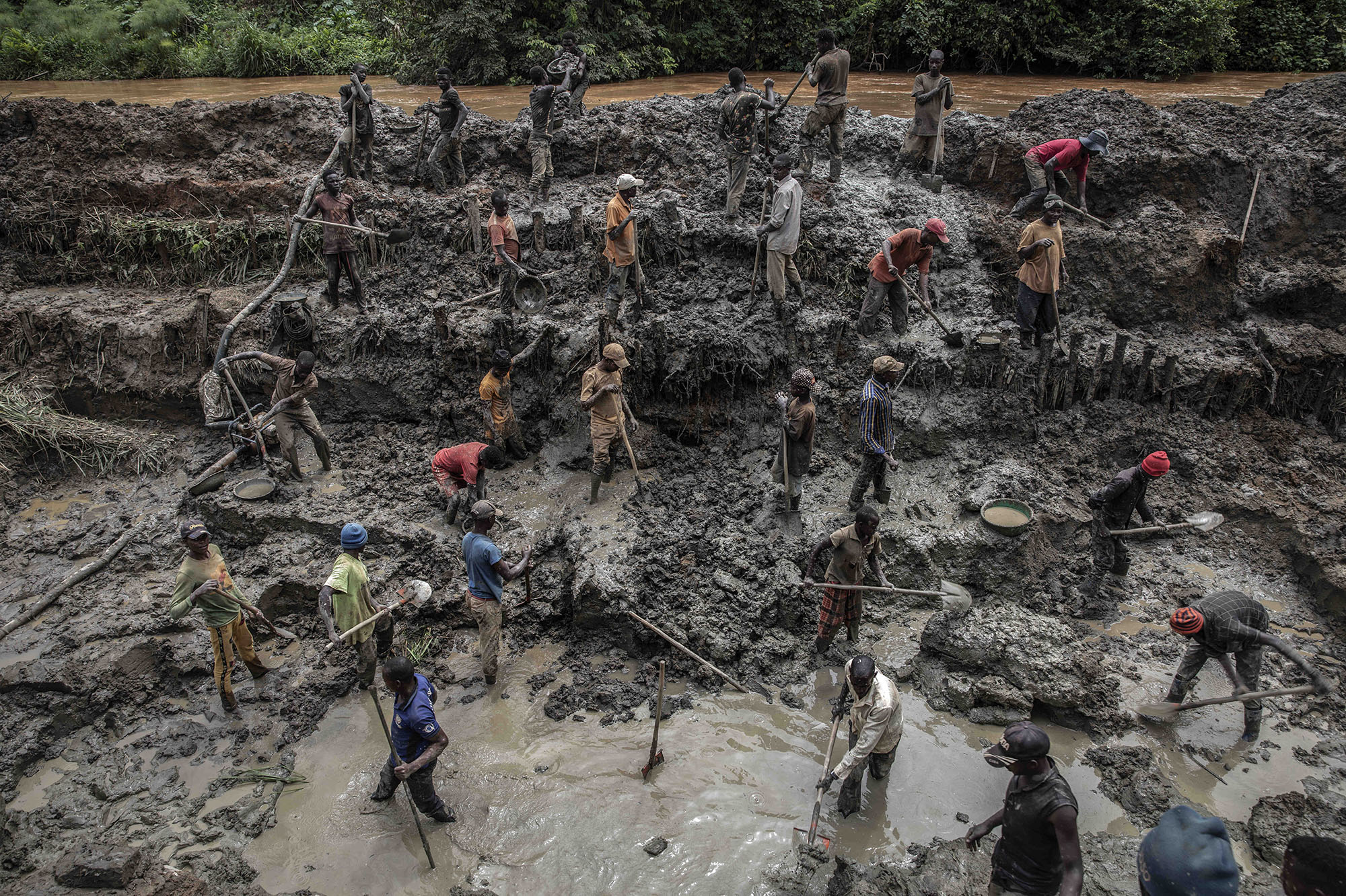 Iga Barriere, Ituri, DRC, May 17, 2021. Miners At A Gold Mine In Iga Barriere In Congo’S Ituri Province © Finbarr O'reilly For Fondation Carmignac