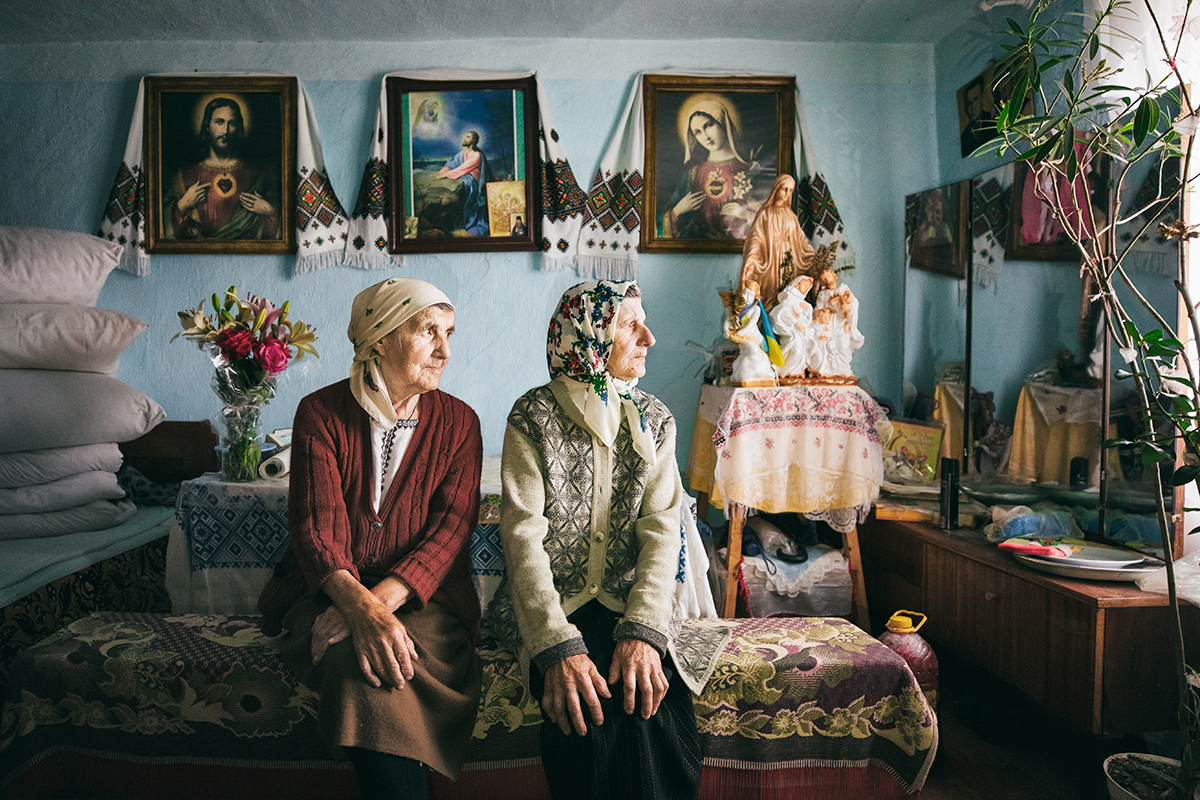 Hrushchak_Ruslan_Ganusia and Nastia two sisters in the living room of Nastia